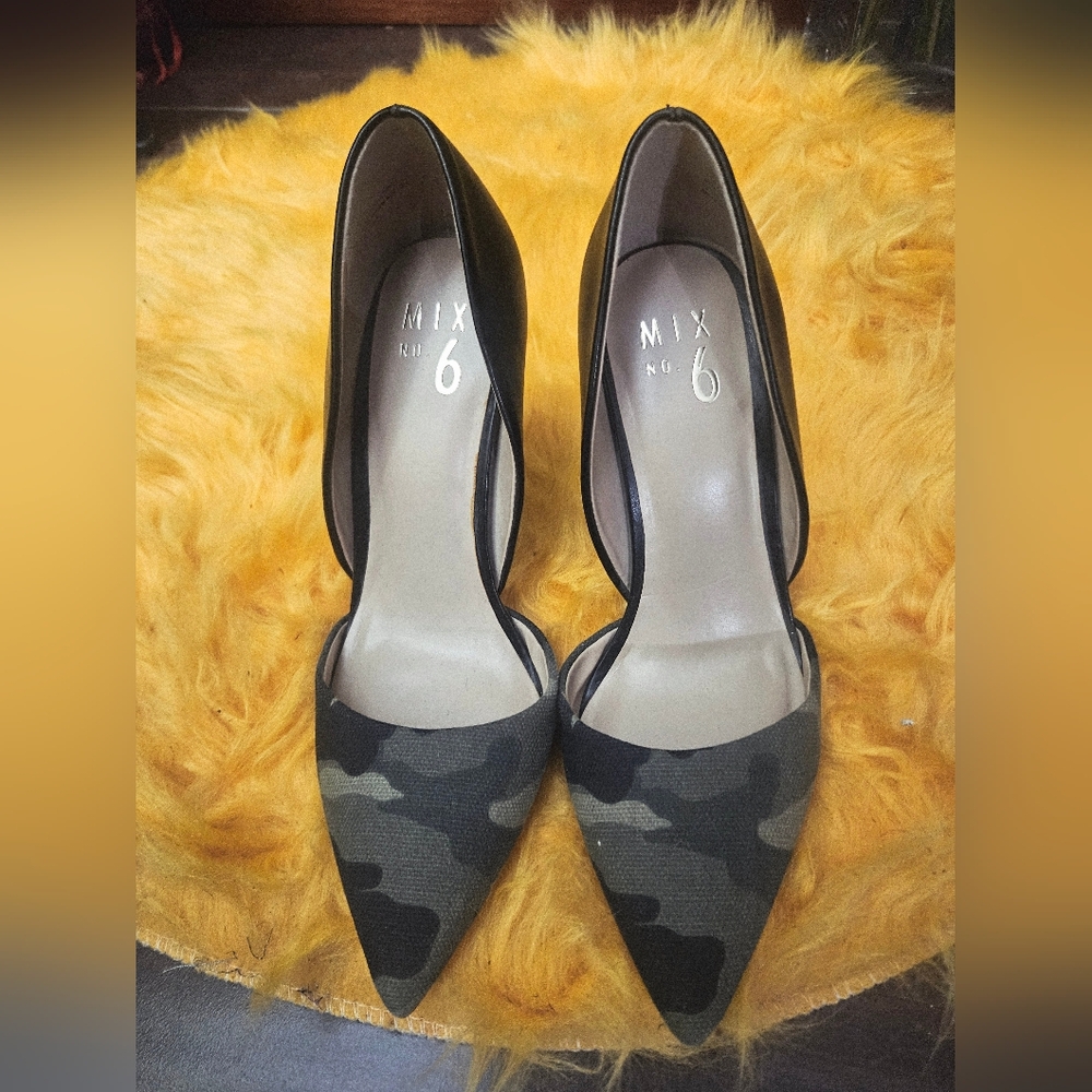 NWOT Mix No. 6 Black and Green Camouflage Heels